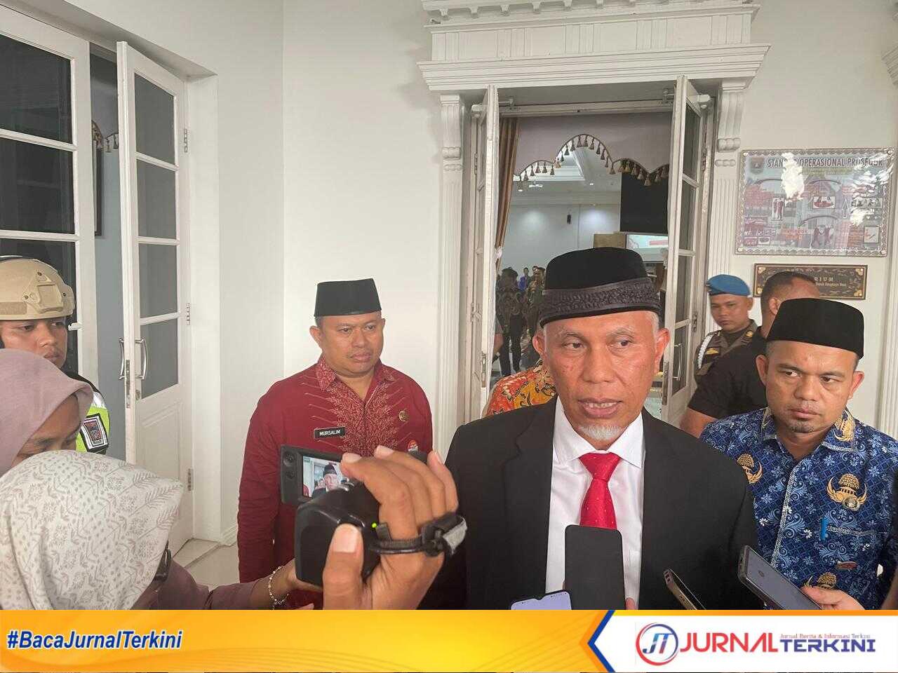 Gubernur Sumbar, Mahyeldi Ansharullah saat di wawancarai media. (Foto Adpim Sumbar).