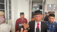 IMG-20250816-WA0039 Gubernur Sumbar, Mahyeldi Ansharullah saat di wawancarai media. (Foto Adpim Sumbar).