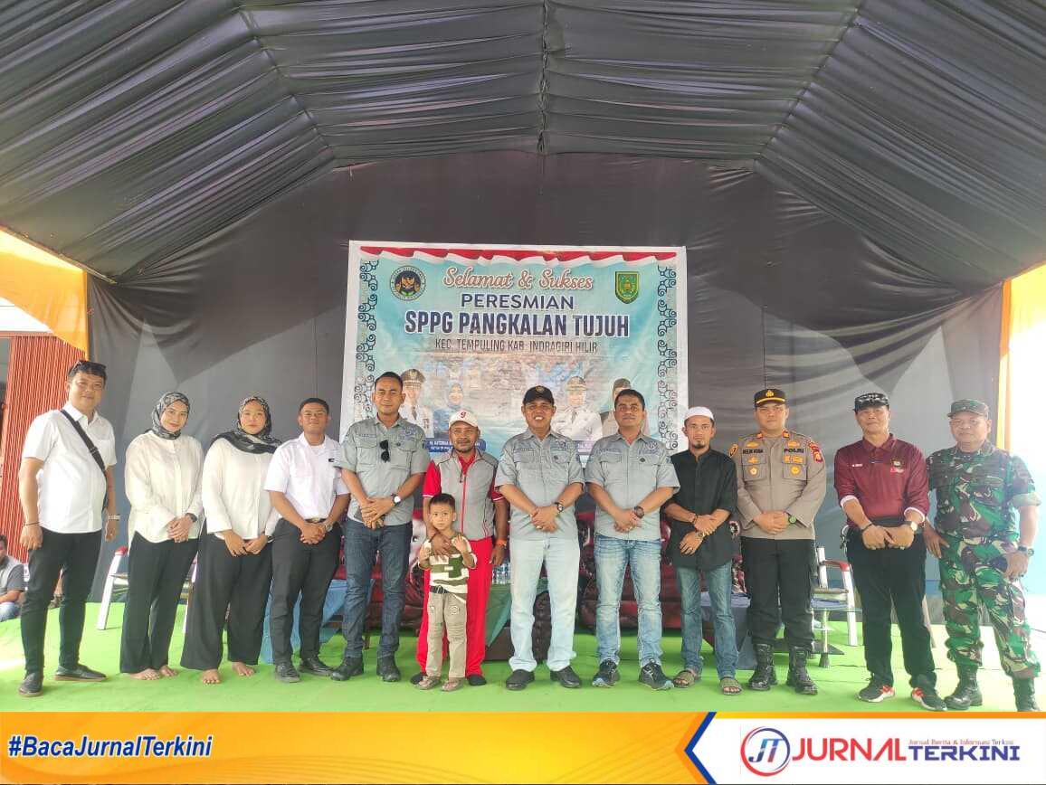 Ket Foto: Bupati Inhil H Herman saat berfoto bersama sama peresmian SPPG Pangkalan Tujuan, Sabtu (16/8/2025)