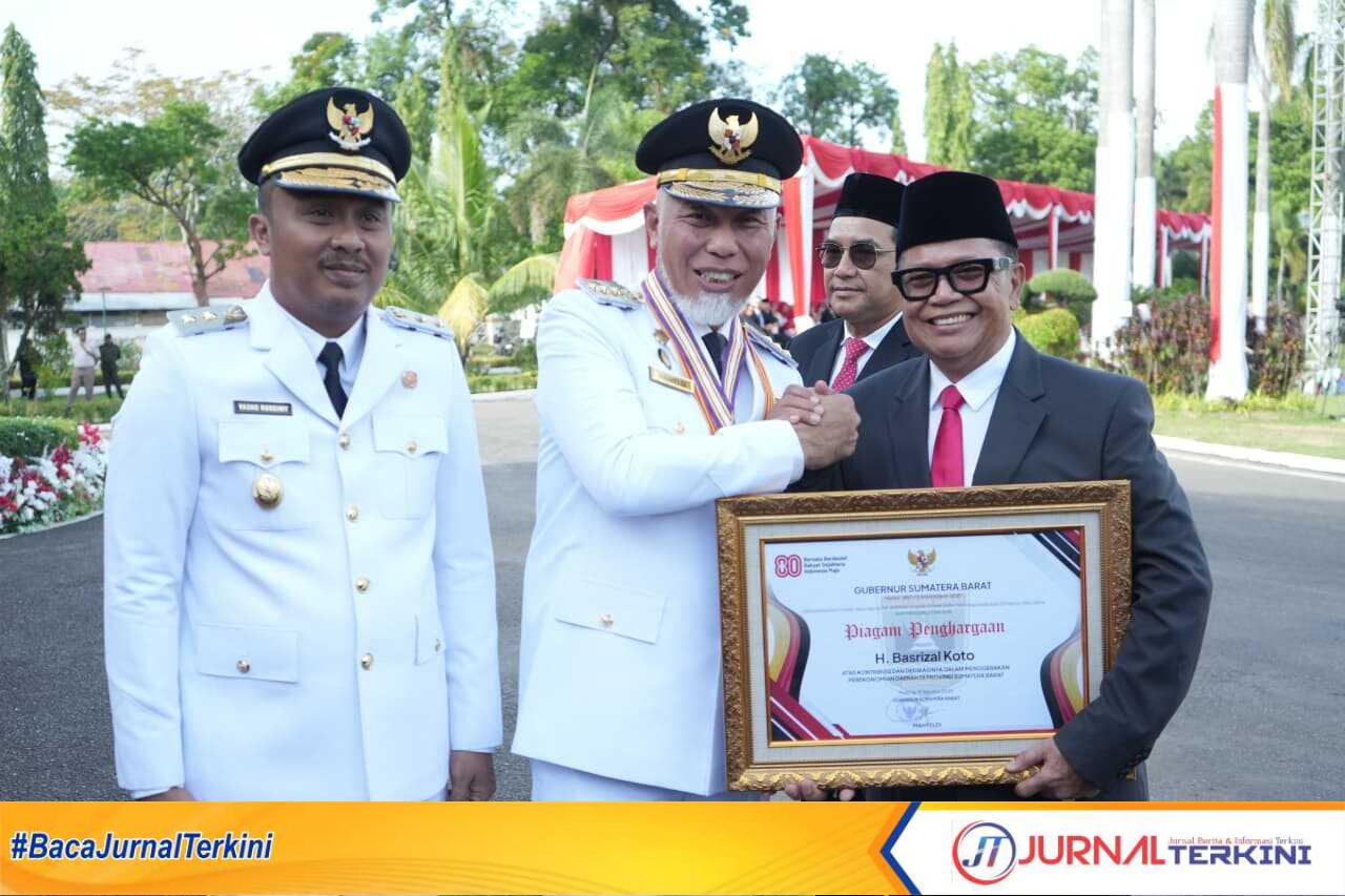 Gubernur Sumbar, Mahyeldi saat memberikan Penghargaan kepada 3 tokoh pada Momentum HUT ke-80 RI. (Foto Adpim Sumbar).