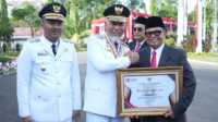 Gubernur Sumbar, Mahyeldi saat memberikan Penghargaan kepada 3 tokoh pada Momentum HUT ke-80 RI. (Foto Adpim Sumbar).