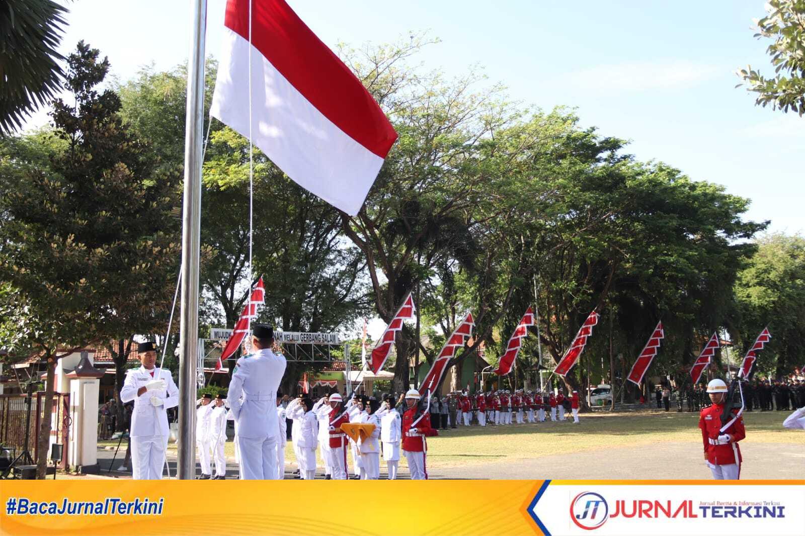 Paskibraka saat bertugas mengibarkan bendera merah putih di Lapangan Nagara Bhakti Mandhapa Aghung Ronggosukowati Pamekasan, Minggu (17/08/2025)