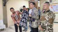 Kalapas Narkotika Sawahlunto memperkenalkan Produk Warga Binaan pada Walikota Sawahlunto, Riyanda, Minggu (17/08/2025). (Foto : Humas Lpkn Sawahlunto).