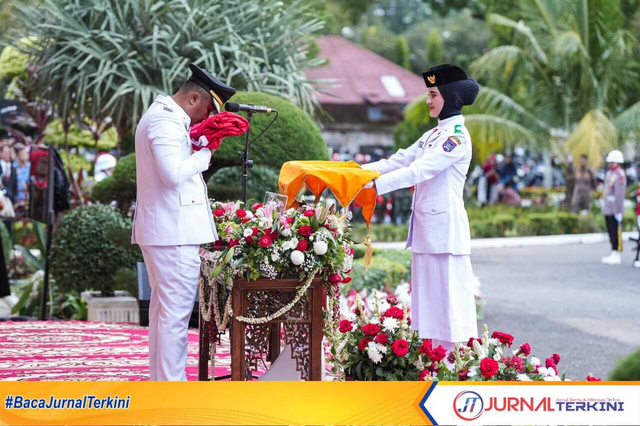 IMG-20250818-WA0042 Penuh Haru Wagub Sumbar Vasco Ruseime Cium Bendera Merah Putih (Foto Adpim Sumbar).