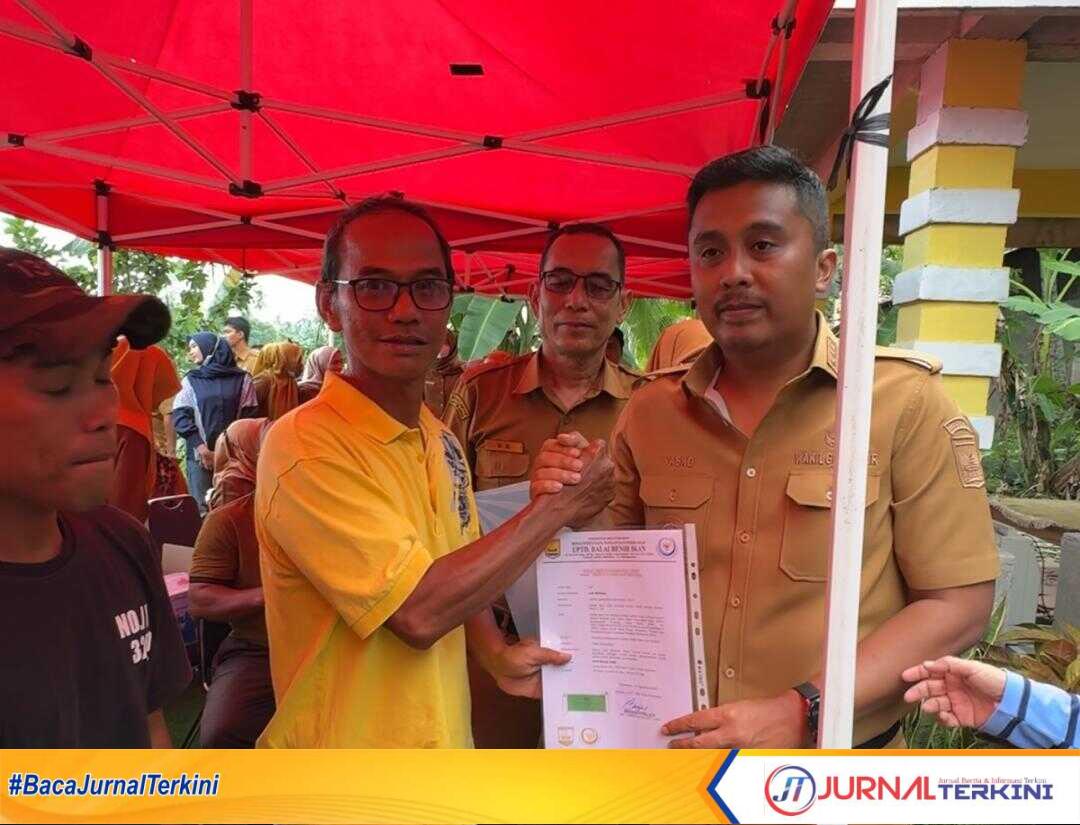 Wagub Sumbar, Vasko Ruseimy, menyerahkan bantuan 100 ekor induk unggul ikan lele kepada masyarakat Kota Pariaman, Selasa (19/8/2025). (Foto Adpim Sumbar).