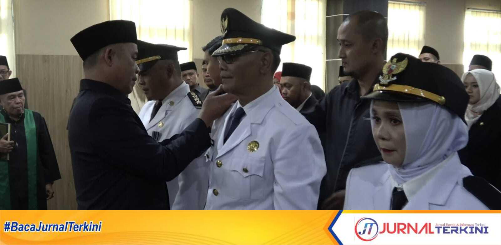 Ket foto: Bupati Inhil, Haji Herman, saat melantik pejabat di Aula Lantai 5 Kantor Bupati Inhil, Jalan Akasia Tembilahan, Kamis (21/8/2025).