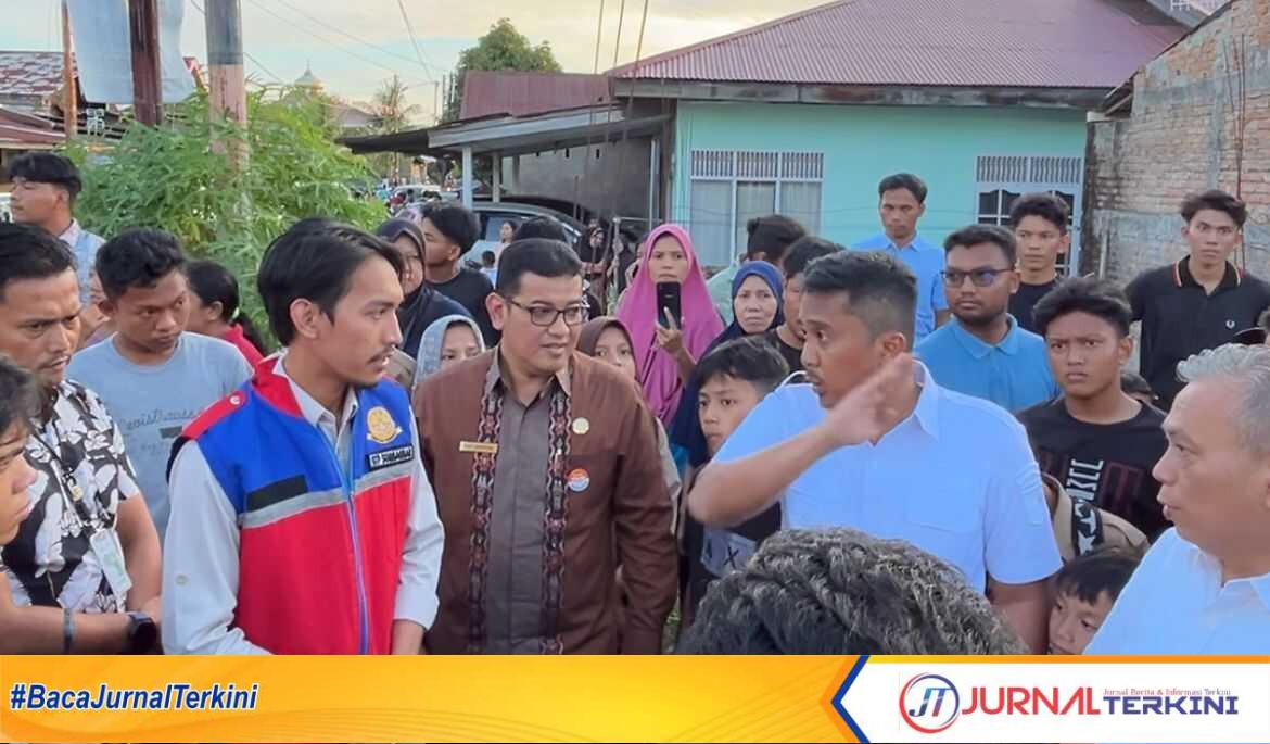 IMG-20250822-WA0001(1) Wagub Sumbar Vasco Ruseime saat meninjau perlintasan kereta api tempat kecelakaan yang merenggut nyawa putri Kapolres Solok AKBP Mas'ud Ahmad dan sahabatnya. (Foto Adpim Sumbar).