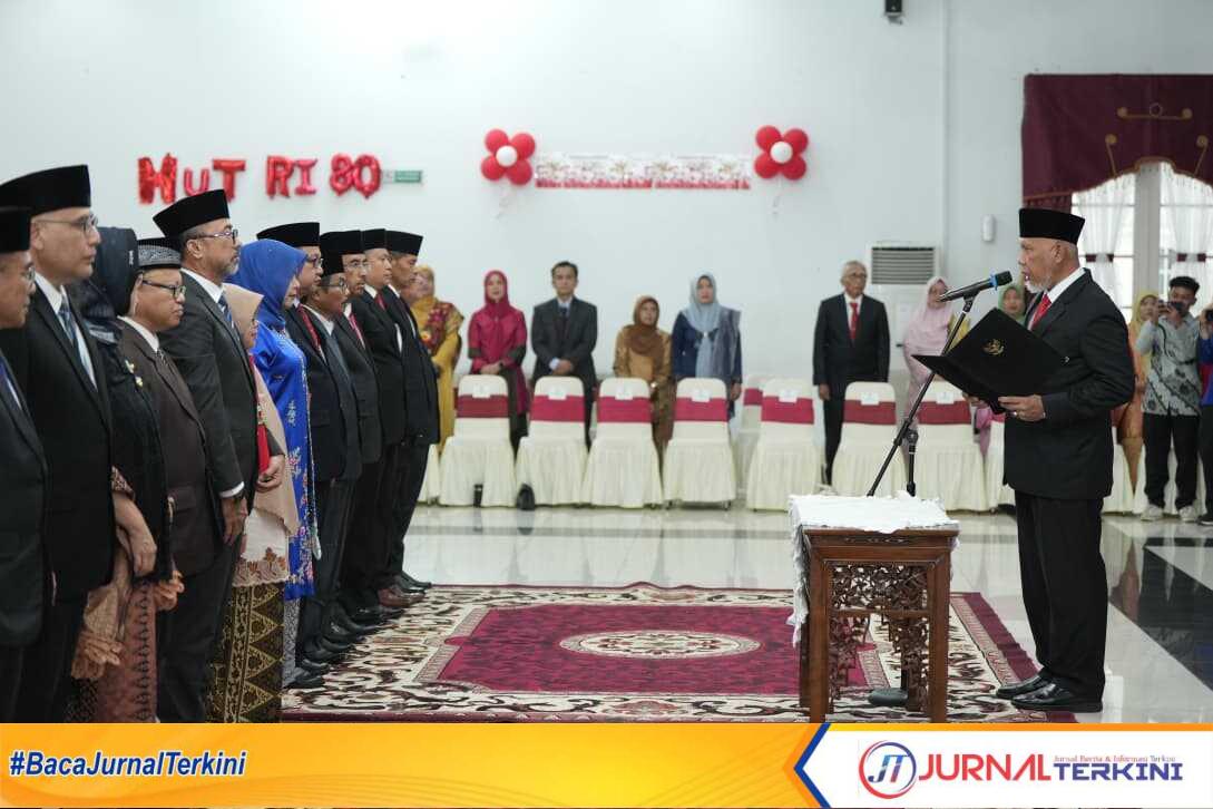 Gubernur Sumbar melantik14 Pejabat Pimpinan Tinggi Pratama Pemprov Sumbar. (Foto Adpim Sumbar).