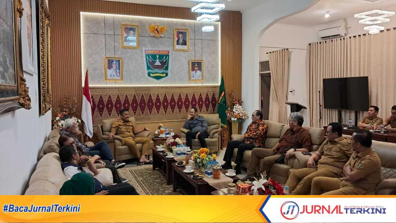 Wagub Sumbar, Vasco Ruseime menerima kunjungan rombongan Bupati Sijunjung, Benny Dwifa Yuswir, di Ruang Temu wagub, Senin (25/8/2025). (Foto Adpim Sumbar.