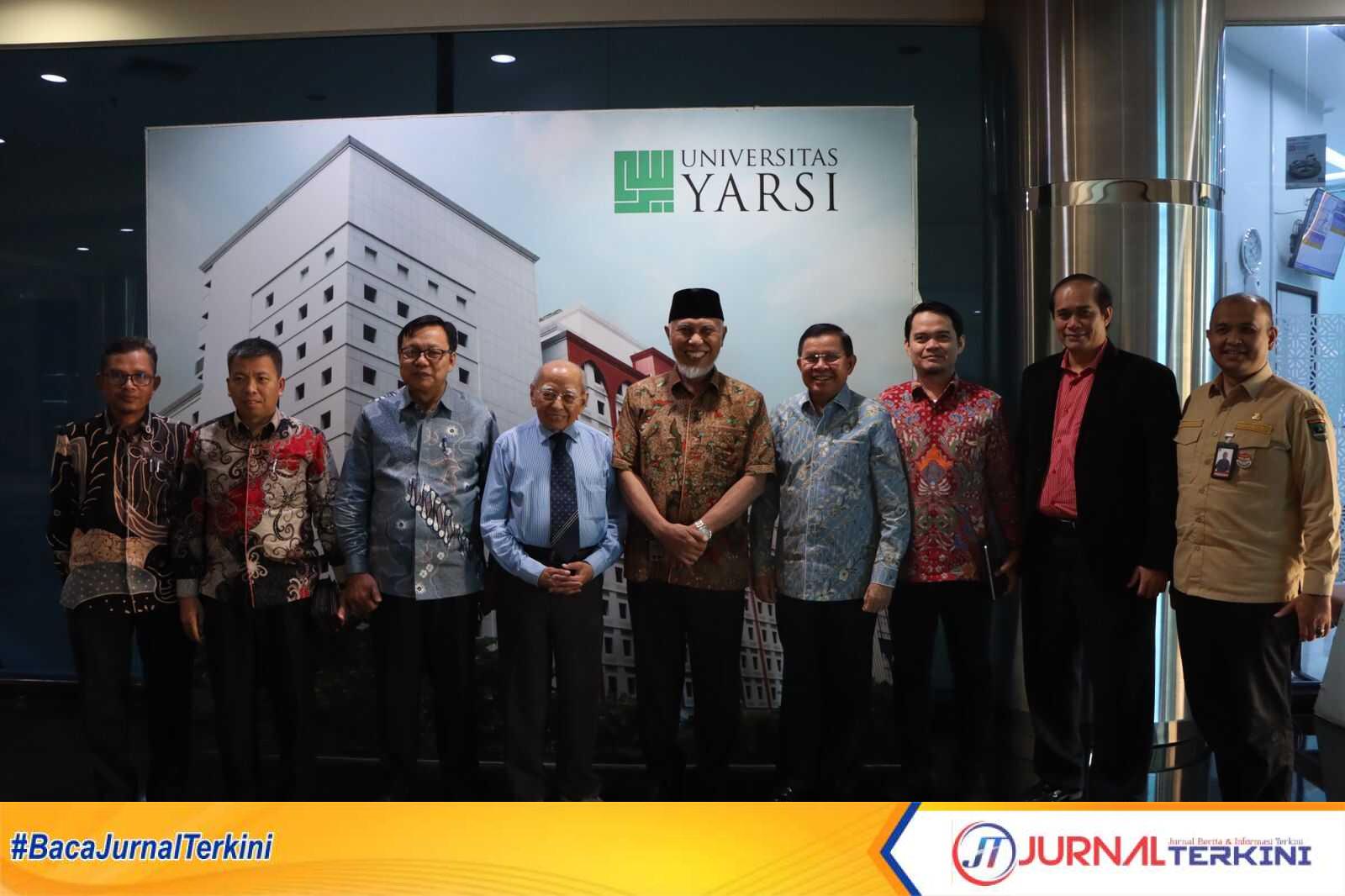 IMG-20250826-WA0029 Gubernur Mahyeldi Ansharullah saat bertemu dengan Rektor Universitas Yarsi, Prof. Dr. Faisal Jalal, Ph.D, dan pendiri Yayasan Yarsi, Prof. Dr. Jurnalis Uddin, di Jakarta, Selasa (26/8/2025). (Foto Adpim Sumbar).
