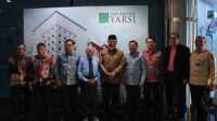Gubernur Mahyeldi Ansharullah saat bertemu dengan Rektor Universitas Yarsi, Prof. Dr. Faisal Jalal, Ph.D, dan pendiri Yayasan Yarsi, Prof. Dr. Jurnalis Uddin, di Jakarta, Selasa (26/8/2025). (Foto Adpim Sumbar).