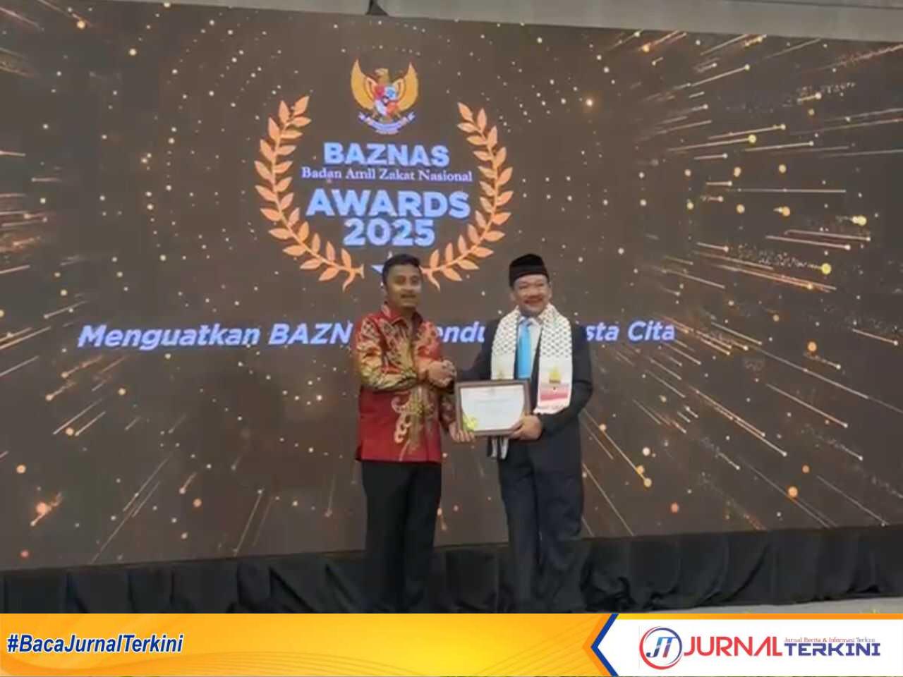 Wagub Sumbar Vasco Ruseime saat menerima penganugerahan pada ajang Baznas Award 225 di Hotel Mercure Ancol, Jakarta Utara, Kamis (28/8/2025). (Foto Adpim Sumbar).