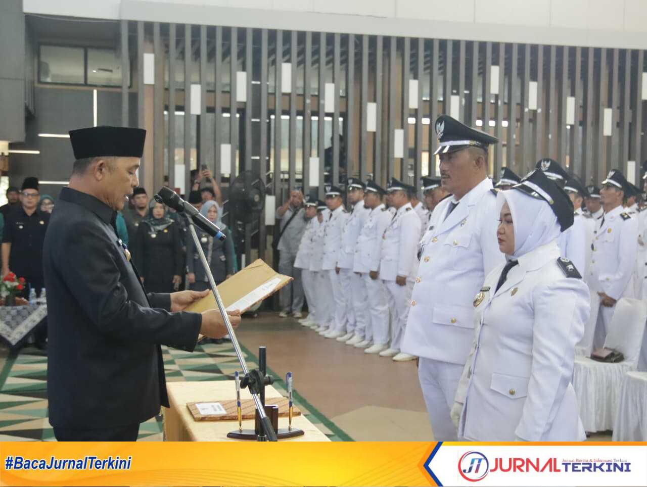 Ket foto: Bupati Inhil, Haji Herman, saat mengukuhkan masa jabatan Kades di Gedung Engku Kelana Tembilahan, Jumat (29/8/2025).