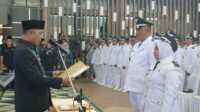 IMG-20250829-WA0038 Ket foto: Bupati Inhil, Haji Herman, saat mengukuhkan masa jabatan Kades di Gedung Engku Kelana Tembilahan, Jumat (29/8/2025).