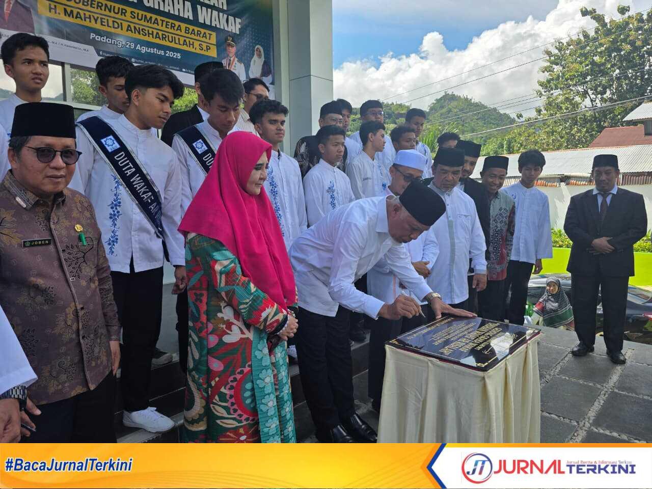IMG-20250829-WA0049 Gubernur Sumbar saat meresmikan Graha Wakaf AR Risalah. (Foto Adpim Sumbar).