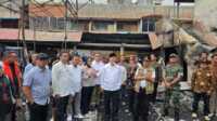 Gubernur Mahyeldi saat meninjau langsung lokasi kebakaran di Pasar Payakumbuh, Jumat (29/8/2025). (Foto Adpim Sumbar).