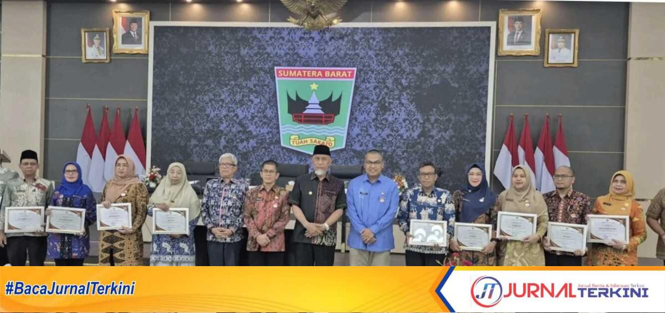 Direktur RS. Jiwa Prof. HB. Saanin dr. Aklima, MPH menerima Penghargaan SAKIP "A" tahun 2025. (Foto doc istimewa).