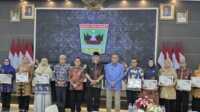 Direktur RS. Jiwa Prof. HB. Saanin dr. Aklima, MPH menerima Penghargaan SAKIP "A" tahun 2025. (Foto doc istimewa).