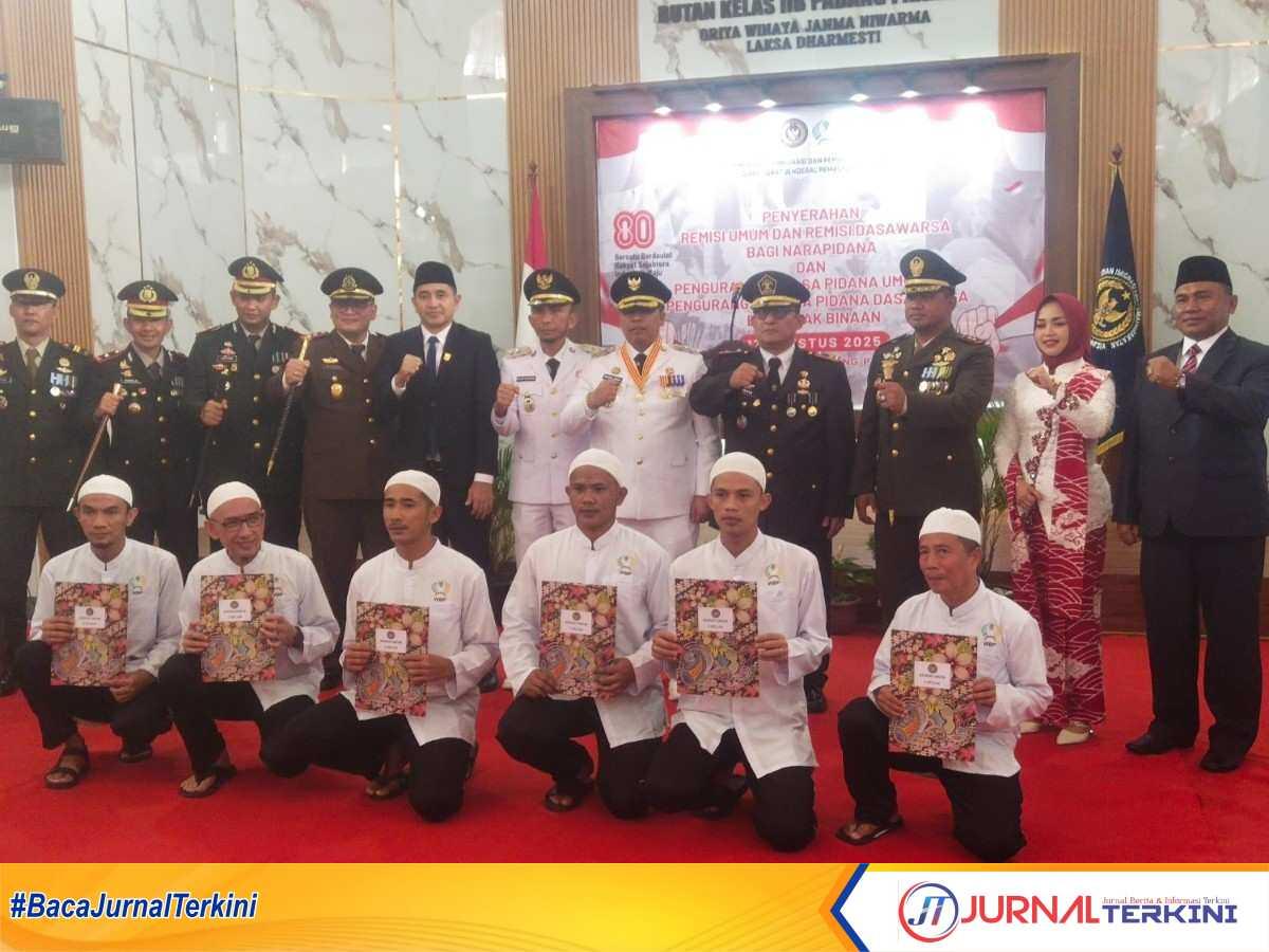 Kegiatan penyerahan Remisi bagi Narapidana di Rutan Kelas IIB Padang Panjang. (Foto jurnalterkini/Diona).