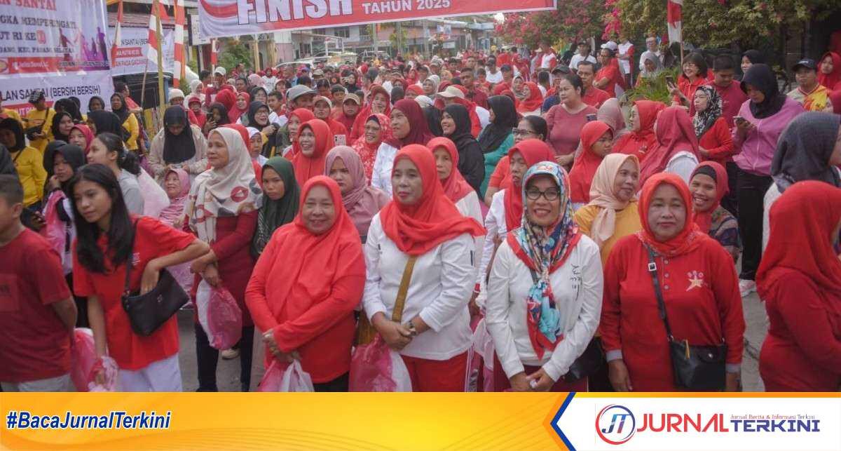 Masyarakat Kelurahan Pasar Gadang, Kecamatan Padang Selatan, gelar gerak jalan santai dan aksi bersih lingkungan pada Minggu (24/8/2025). (Foto Kominfo Padang).