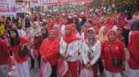 Masyarakat Kelurahan Pasar Gadang, Kecamatan Padang Selatan, gelar gerak jalan santai dan aksi bersih lingkungan pada Minggu (24/8/2025). (Foto Kominfo Padang).