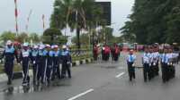 Para peserta gerak jalan 17 agustusan pelajar tetap semangat walaupun hujan rintik-rintik f,TRI