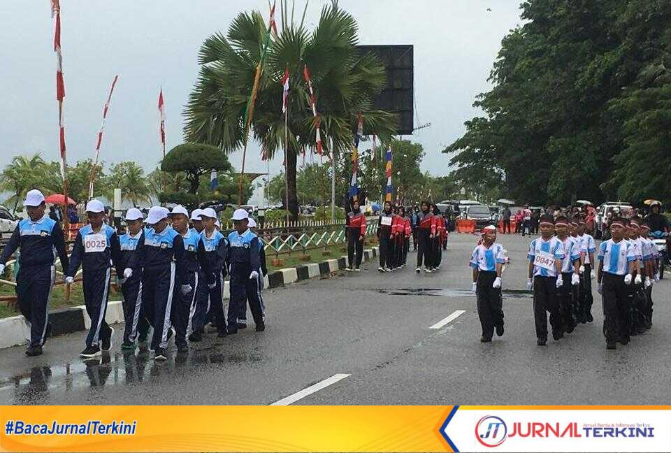 Para peserta gerak jalan 17 agustusan pelajar tetap semangat walaupun hujan rintik-rintik f,TRI