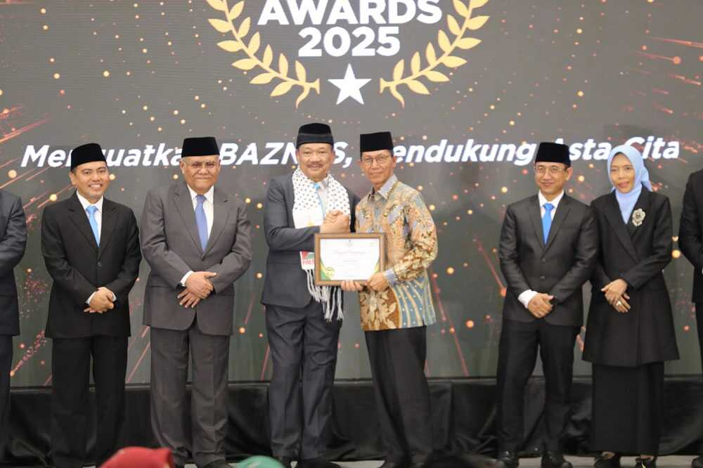 amsakar raih penghargaan baznas award Kepala Badan Pengusahaan (BP) Batam sekaligus Walikota Batam, Amsakar Achmad, menerima penghargaan BAZNAS Awards 2025 di Hotel Mercure Ancol, Jakarta, Kamis (28/8/2025). (foto: humasbpbatam)