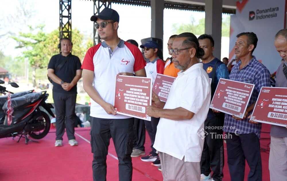 PT Timah menyerahkan bantuan mesin pemipil jagung kepada Kelompok Tani Bina Tani, Kecamatan Gantung, Kabupaten Belitung Timur, Jumat (15/8/2025). (timah)