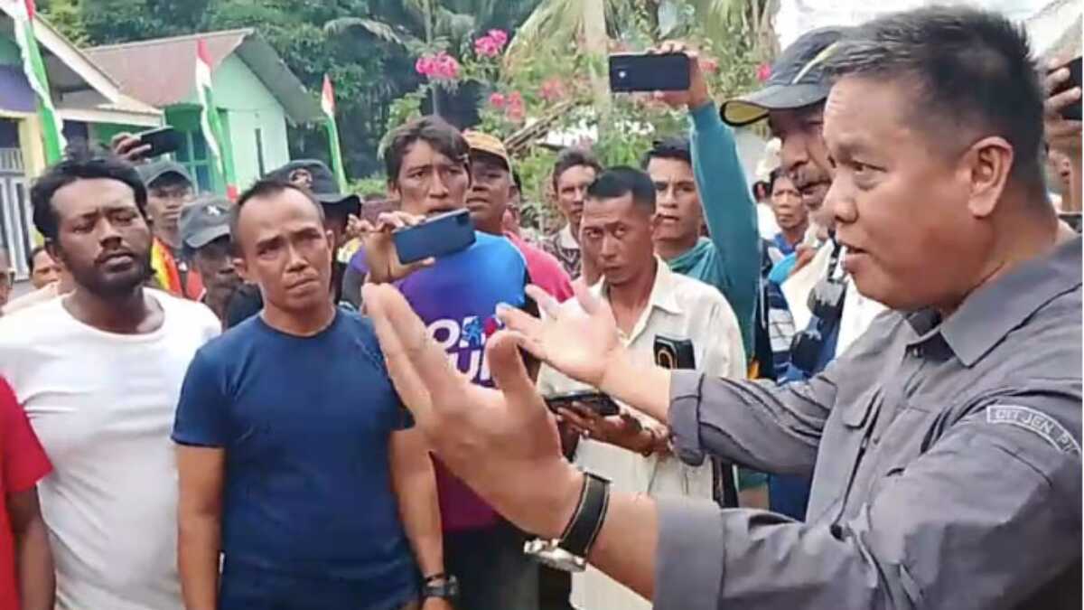 Warga Buluh Patah menyampaikan aspirasi terkait penyegelan penambangan pasir kepada tim KKP di Kantor Desa Buluh Patah, Kecamatan Sugie Besar, Kabupaten Karimun pada Rabu (27/8/2025). (tangkapan layar video warga)