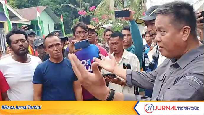 demo warga buluh patah-1 Warga Buluh Patah menyampaikan aspirasi terkait penyegelan penambangan pasir kepada tim KKP di Kantor Desa Buluh Patah, Kecamatan Sugie Besar, Kabupaten Karimun pada Rabu (27/8/2025). (tangkapan layar video warga)
