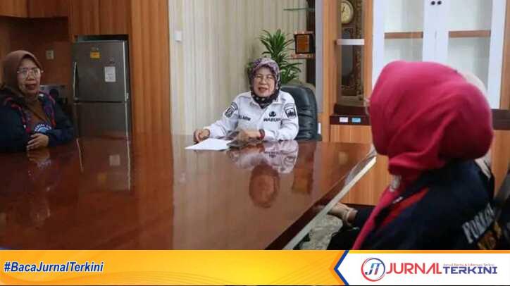 fornas dharmasraya Wakil Bupati Dharmasraya, Leli Arni, secara resmi melepas keberangkatan empat pegiat olahraga masyarakat untuk bergabung dalam kontingen Sumatera Barat pada ajang Festival Olahraga Masyarakat Nasional (Fornas) VIII di Provinsi Nusa Tenggara Barat (NTB). (JurnalTerkini.id/brando)