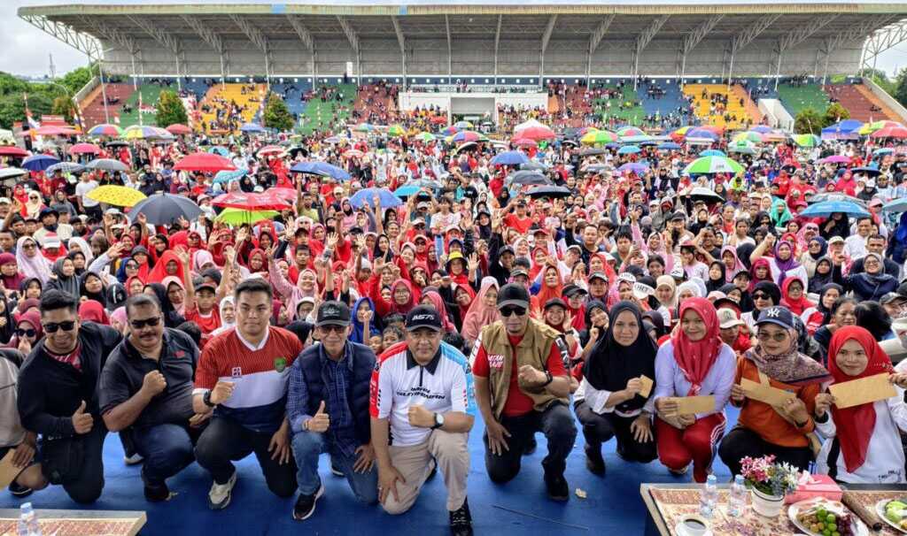 jalan sehat di sekupang Foto bersama di sela acara Jalan Sehat dalam rangka HUT ke-80 Kemerdekaan RI di Lapangan Bola Sungai Harapan, Sekupang, Minggu (24/8/2025). (diskominfo batam)