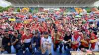 jalan sehat di sekupang Foto bersama di sela acara Jalan Sehat dalam rangka HUT ke-80 Kemerdekaan RI di Lapangan Bola Sungai Harapan, Sekupang, Minggu (24/8/2025). (diskominfo batam)