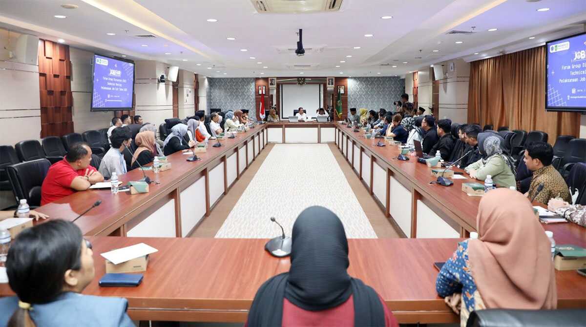 Wali Kota Batam Amsakar Achmad dalam Forum Group Discussion (FGD) bersama para perwakilan HRD perusahaan-perusahaan di Batam di Kantor Wali Kota Batam, Jumat, (1/8/2025). (batam.go.id)