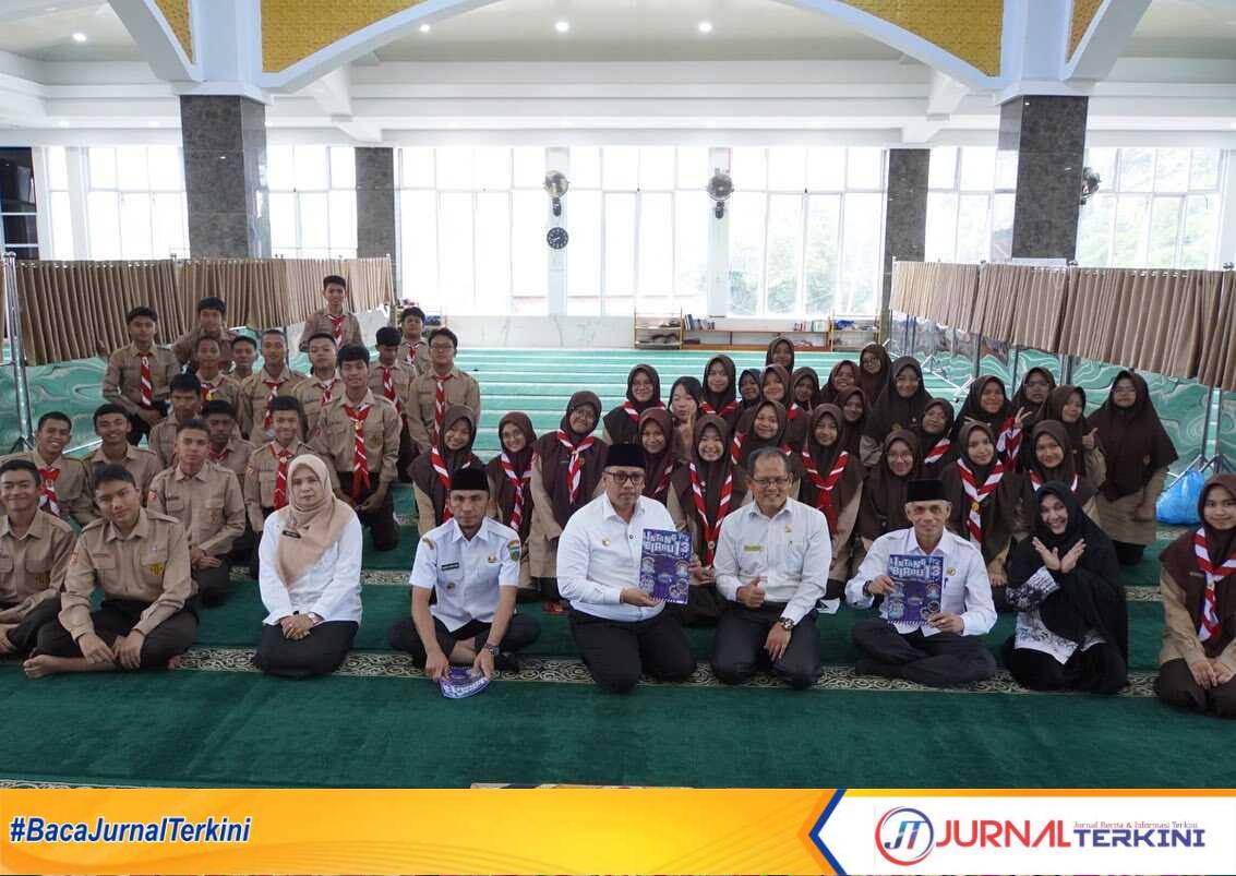 Wako Hendri Arnis bersama Kepala SMAN 1 Padang Panjang Budi Hermawan saat Berikan Pendidikan Pancasila kepada Siswa. (Foto Kominfo PP).