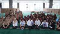 Wako Hendri Arnis bersama Kepala SMAN 1 Padang Panjang Budi Hermawan saat Berikan Pendidikan Pancasila kepada Siswa. (Foto Kominfo PP).