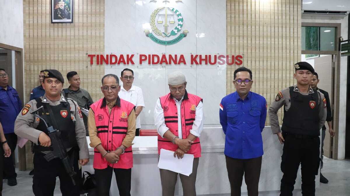 korupsi bp karimun YI (kanan) dan DA mengenakan rompi merah usai ditetapkan sebagai tersangka pengaturan barang kena cukai berupa rokok di BP Karimun periode 2016-2019. (foto: Kejari Kepri)