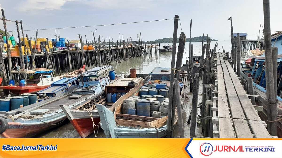 Kapal pompong diduga jadi sarana aktivitas mafia minyak di perairan Meral-Sei Pasir, Kecamatan Meral, Kabupaten Karimun. (dokumentasi pribadi)