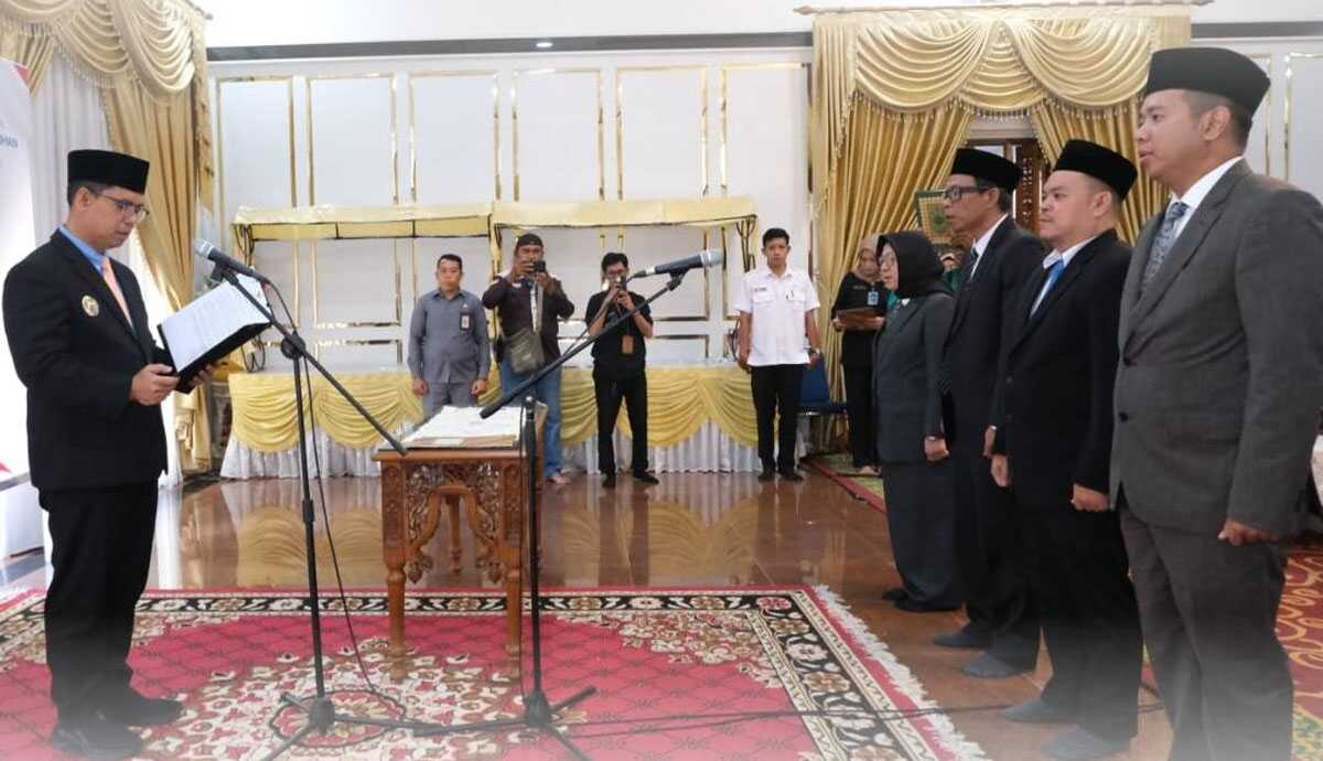 Bupati Karimun Iskandarsyah melantik Rudiansyah sebagai Direktur Utama PT Pelabuhan Karimun (Perseroda), Zondervan sebagai Direktur Operasional dan dua komisaris, Sri Rezeki dan Sjarifuddin di rumah dinasnya, Rabu (16/7/2025). (prokopim karimun)