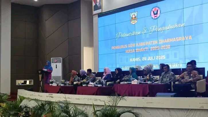 Wakil Bupati Dharmasraya, Leli Arni, mengukuhkan Pengurus Gabungan Organisasi Wanita (GOW) Kabupaten Dharmasraya Masa Bakti 2025-2030 di Auditorium Dharmasraya, Pulau Punjung, Kamis (24/07/2025) (diskominfo dharmasraya)