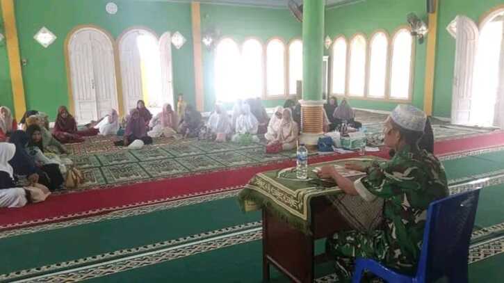 Satgas TNI Manunggal Membangun Desa (TMMD) ke-110 memberikan penyuluhan agama Islam kepada kaum muslimat di Masjid Al Muhajirin, Jorong Muaro Momong, Nagari Sungai Kambut, Kecamatan Pulau Punjung, Minggu (27/07/2025). (dokumentasi pribadi)