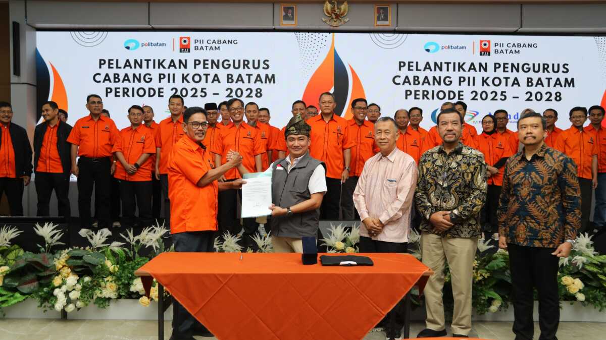 Deputi Bidang Administrasi dan Keuangan BP Batam, Alexander Zulkarnain (3 kanan), menghadiri acara pelantikan pengurus Persatuan Insinyur Indonesia (PII) Cabang Kota Batam periode 2025–2028 di Auditorium Politeknik Negeri Batam pada Sabtu (23/8/2025). (Foto: humasbpbatam)