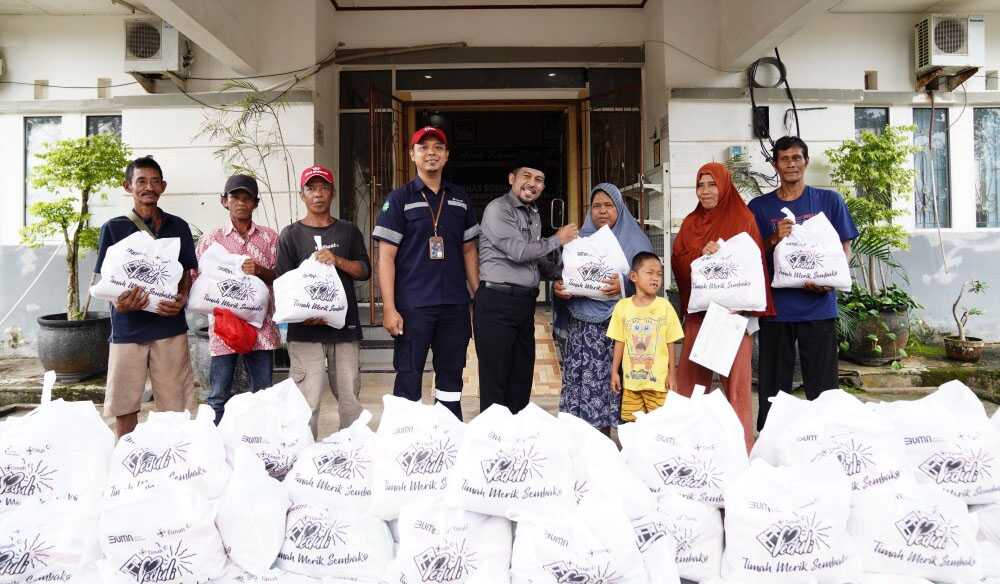 PT Timah Tbk menyalurkan 100 paket sembako di Kabupaten Bangka Selatan untuk masyarakat yang terdampak stunting dan keluarga yang masuk kategori miskin ekstrem, Senin (18/8/2025). (timah)