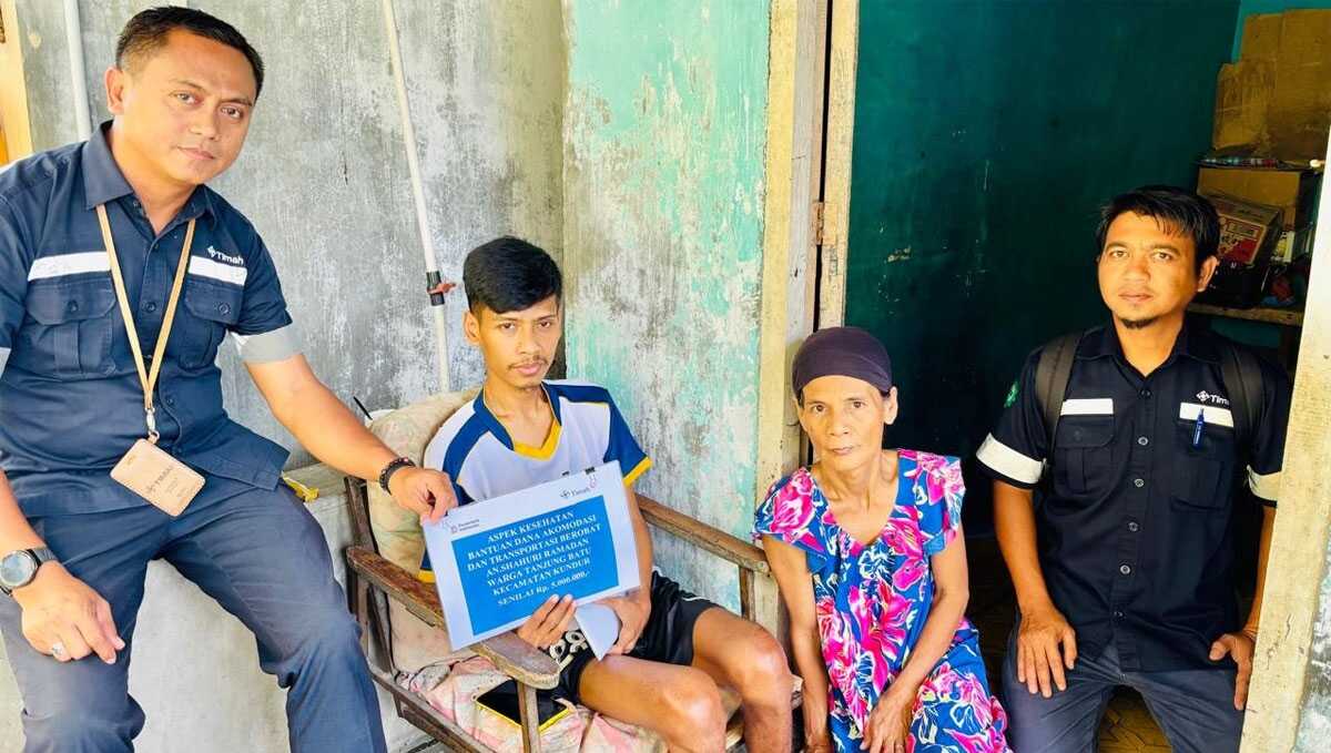 PT Timah telah menyerahkan bantuan biaya pengobatan bagi Shahuri Ramadan warga Tanjung Batu Kecamatan Kundur, Kabupaten Karimun yang mengalami sakit pada bagian paru-parunya. (timah)