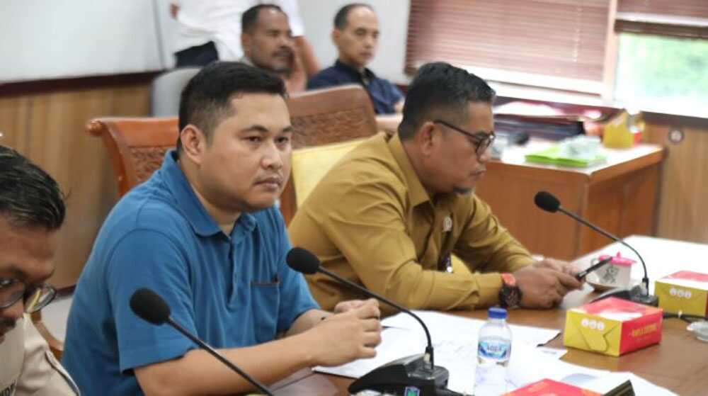 rdp perlindungan konsumen dprd batam Komisi I Dewan Perwakilan Rakyat Daerah (DPRD) Kota Batam menggelar Rapat Dengar Pendapat (RDP) untuk memediasi sengketa perlindungan konsumen, Kami (31/7/2025). (dprd.batam.go.id)