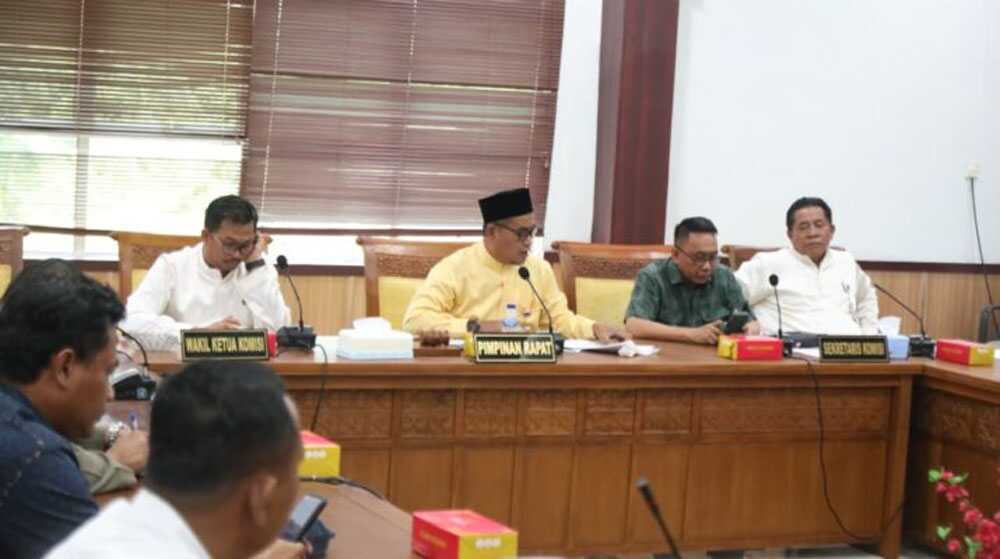 rdpu akses jalan di dprd batam Komisi I Dewan Perwakilan Rakyat Daerah (DPRD) Kota Batam menggelar Rapat Dengar Pendapat Umum (RDPU) terkait aduan dari Lembaga Suku Laut Nusantara Indonesia (LSNI) di Gedung DPRD Batam, Jumat (1/8/2025). (dprd.batam.go.id)