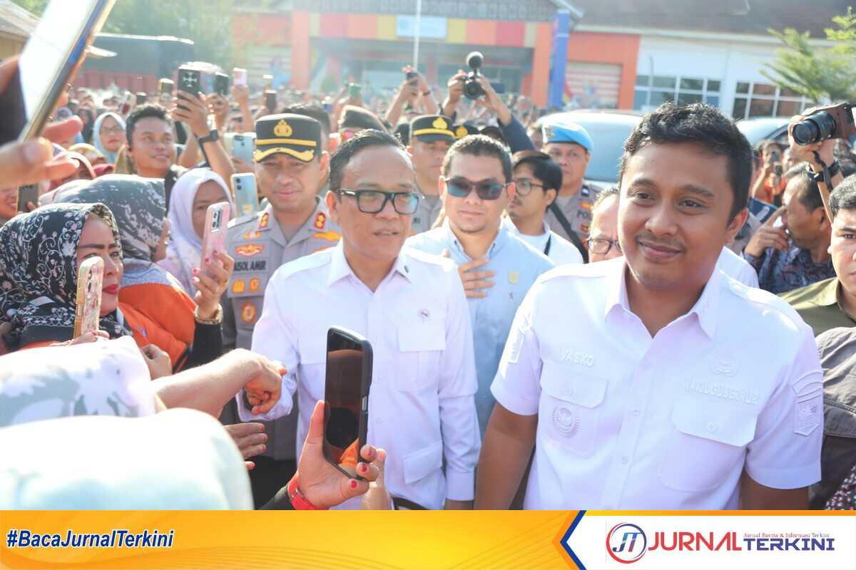 Wamenaker RI, Immanuel Ebenezer dan Wagub Sumbar Vasko Ruseimy saat dampingi dan mendengarkan keluhan di Kab Padang Pariaman, Kamis (07/08/2025). (Foto Adpim Sumbar).