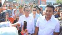 Wamenaker RI, Immanuel Ebenezer dan Wagub Sumbar Vasko Ruseimy saat dampingi dan mendengarkan keluhan di Kab Padang Pariaman, Kamis (07/08/2025). (Foto Adpim Sumbar).