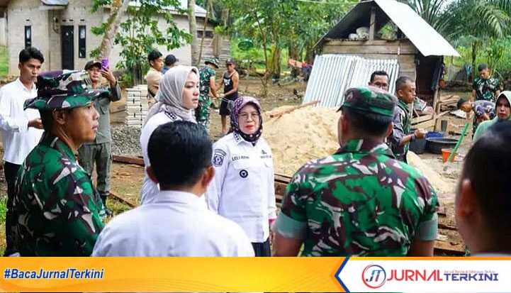 tmmd dharmasraya Komandan Distrik Militer (Dandim) 0310/SSD, Letkol Czi Joko Stradona, yang juga bertindak sebagai Dansatgas TMMD Ke-125, bersama jajaran Forkopimda meninjau langsung pelaksanaan program pembangunan Rumah Tidak Layak Huni (RTLH) di wilayah Dharmasraya. (JurnalTerkini.id/brando)